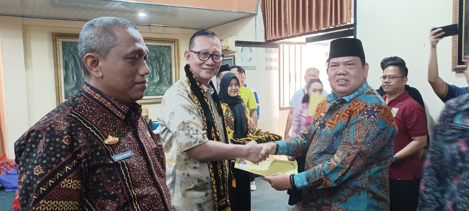 Wabup Lampung Timur Serahkan SK Bapak dan Bunda Asuh Anak Stunting