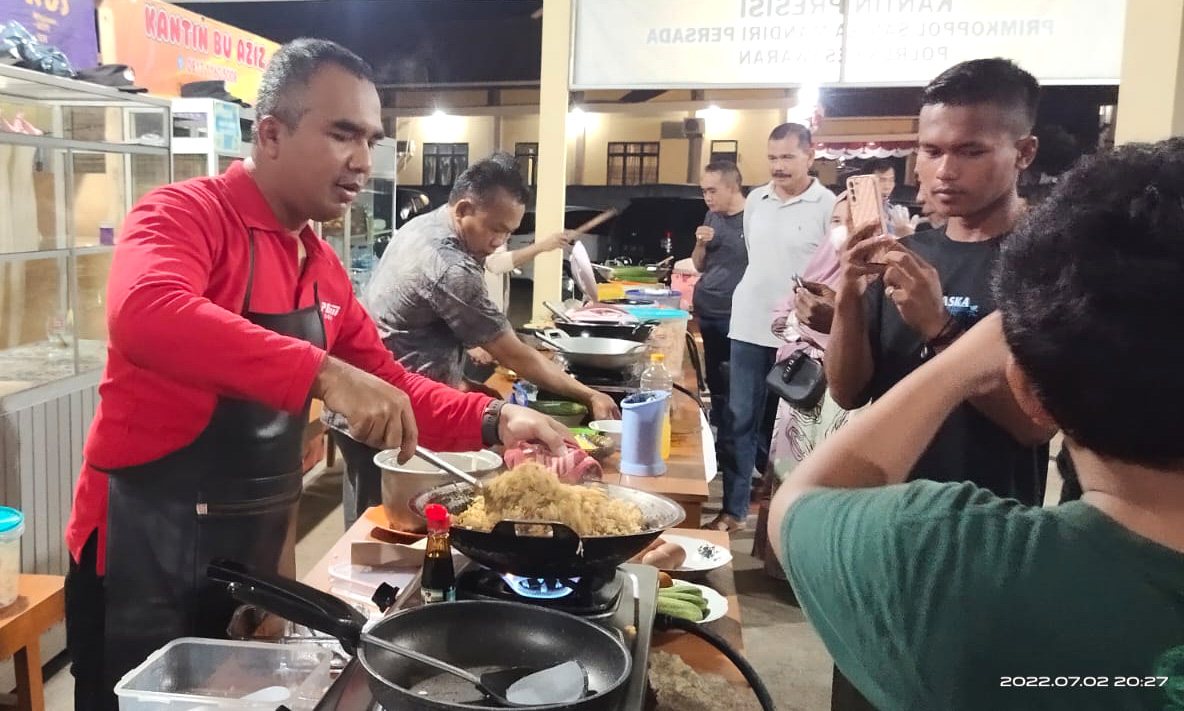 Kapolres Pesawaran Masak Nasi Goreng, Rasanya Seperti Apa ya?