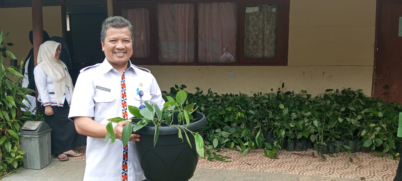 Disbunnak Lampung Barat Terima Bantuan1.500 Batang Lada Perdu