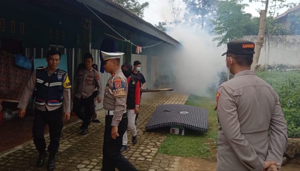 Cegah DBD, Polres Tanggamus dan Polsek Jajaran Gelar Fogging Di Sejumlah Titik