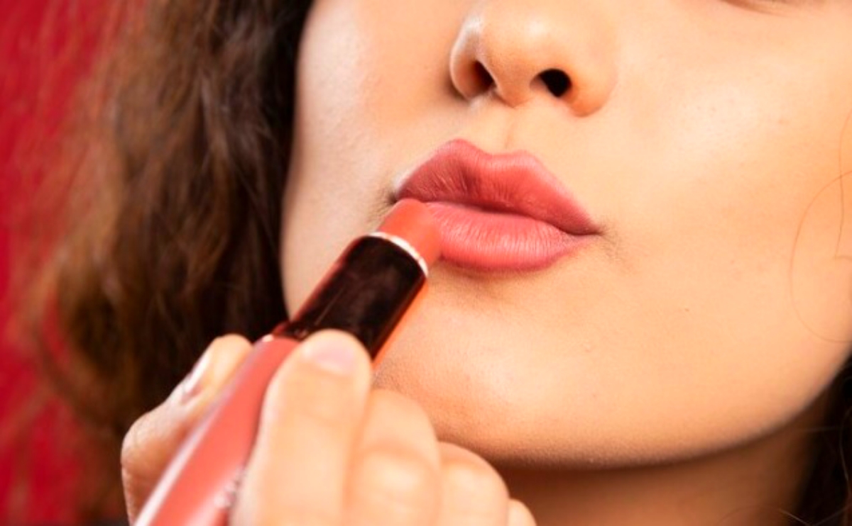 Sah Atau Tidak Jika Wanita Masih Pakai Lipstik Matte Ketika Berwudhu? Begini Hukum Wudhunya