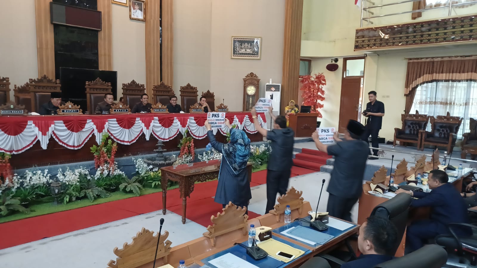 Tolak Kenaikan Harga BBM, Fraksi PKS DPRD Lampung Timur Bentangkan Poster Ini di Rapat Paripurna