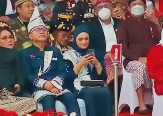 Asyik Main Ponsel di Momen HUT RI, Anak Menteri Perdagangan Kena Toel Sang Ayah, Netizen Beri Sindiran Pedas