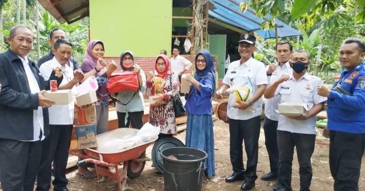 Serahkan Bantuan untuk Korban Bencana di Banyumas