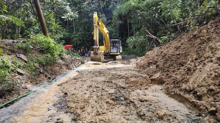Lambatnya Penanganan Longsor, Bus DAMRI Trayek Liwa-Way Heni Berhenti Beroperasi