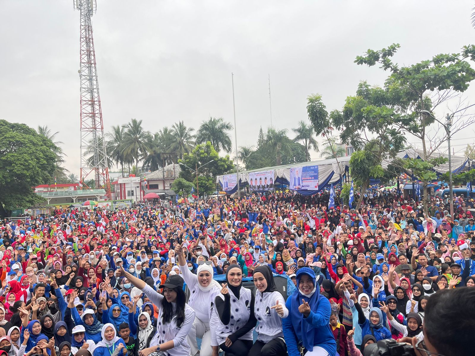 Meski di Tengah Guyuran Hujan, Putri Zulkifli Hasan Ikut Berbaur dengan Peserta Jalan Sehat di Pringsewu