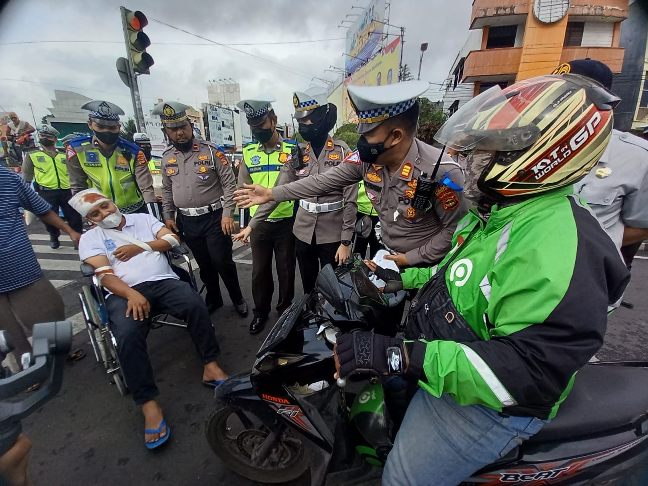 'Korban Laka' Ajak Tertib Berlalu Lintas di Tugu Adipura