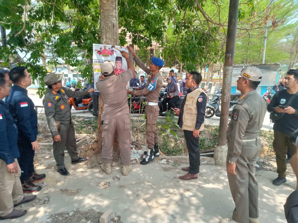 Bawaslu bersama Pol PP Mesuji Tertibkan Alat Peraga Kampanye Bacalon Legislatif