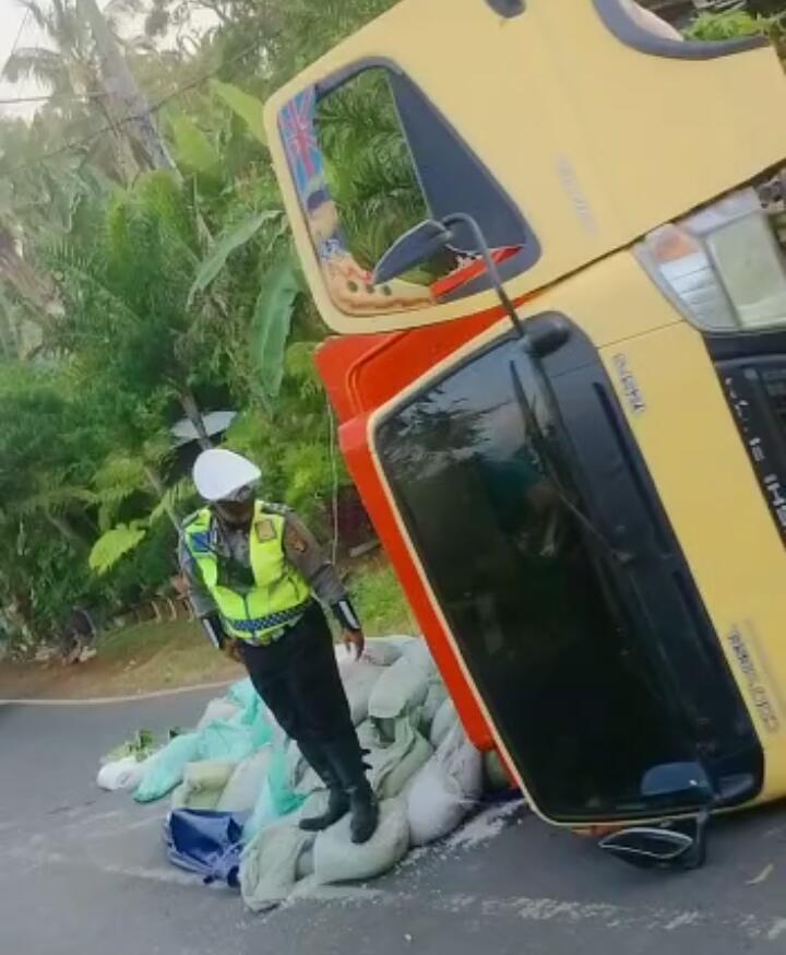 Tak Kuat Menanjak, Truk Pengangkut Garam Alami Kecelakaan Tunggal, Beruntung Tidak Ada Korban Jiwa