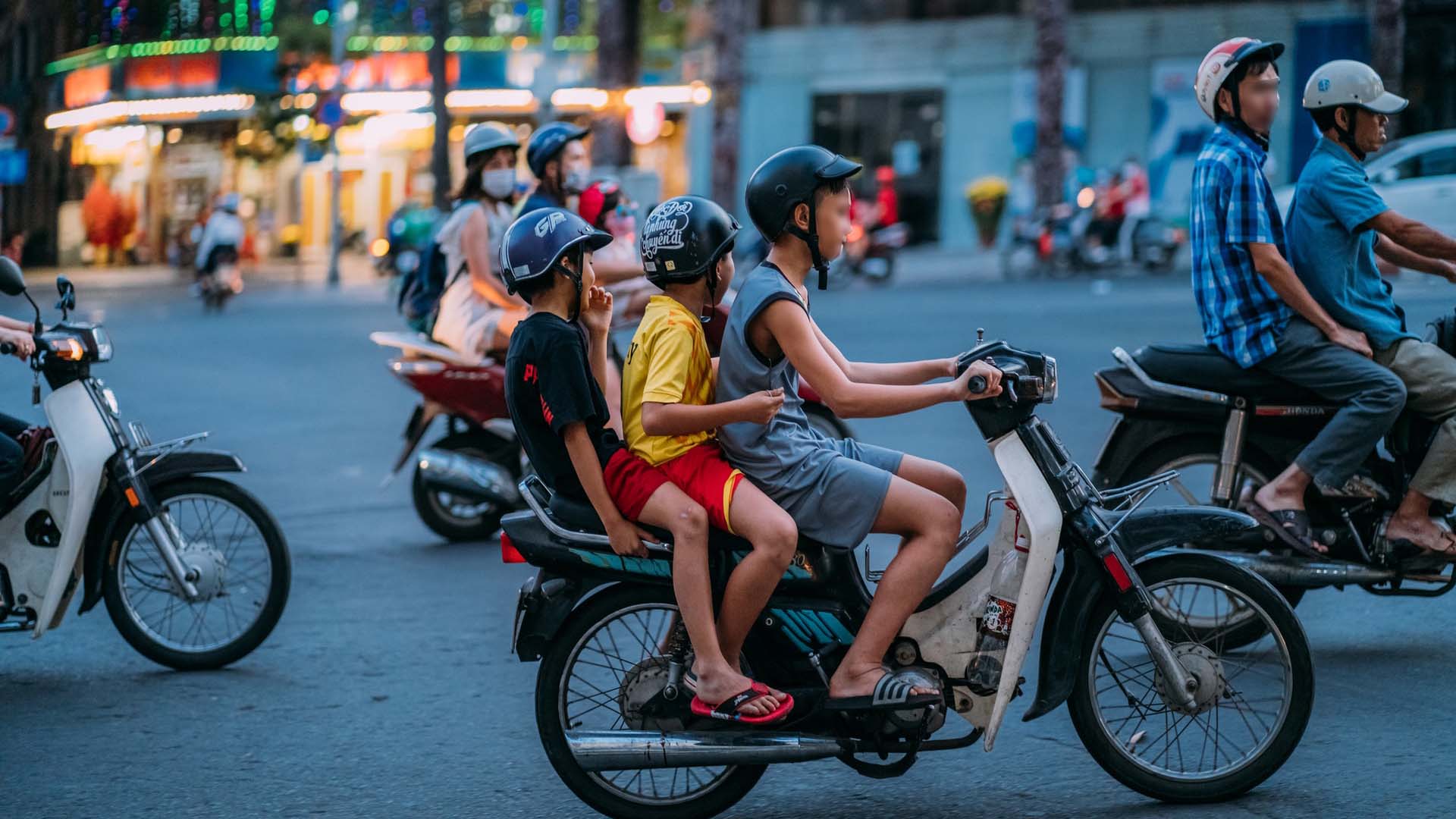 Heboh Larangan Pakai Sandal Jepit saat Berkendara Motor, Polisi: Lebih Mahal Mana dengan Nyawa Kita?