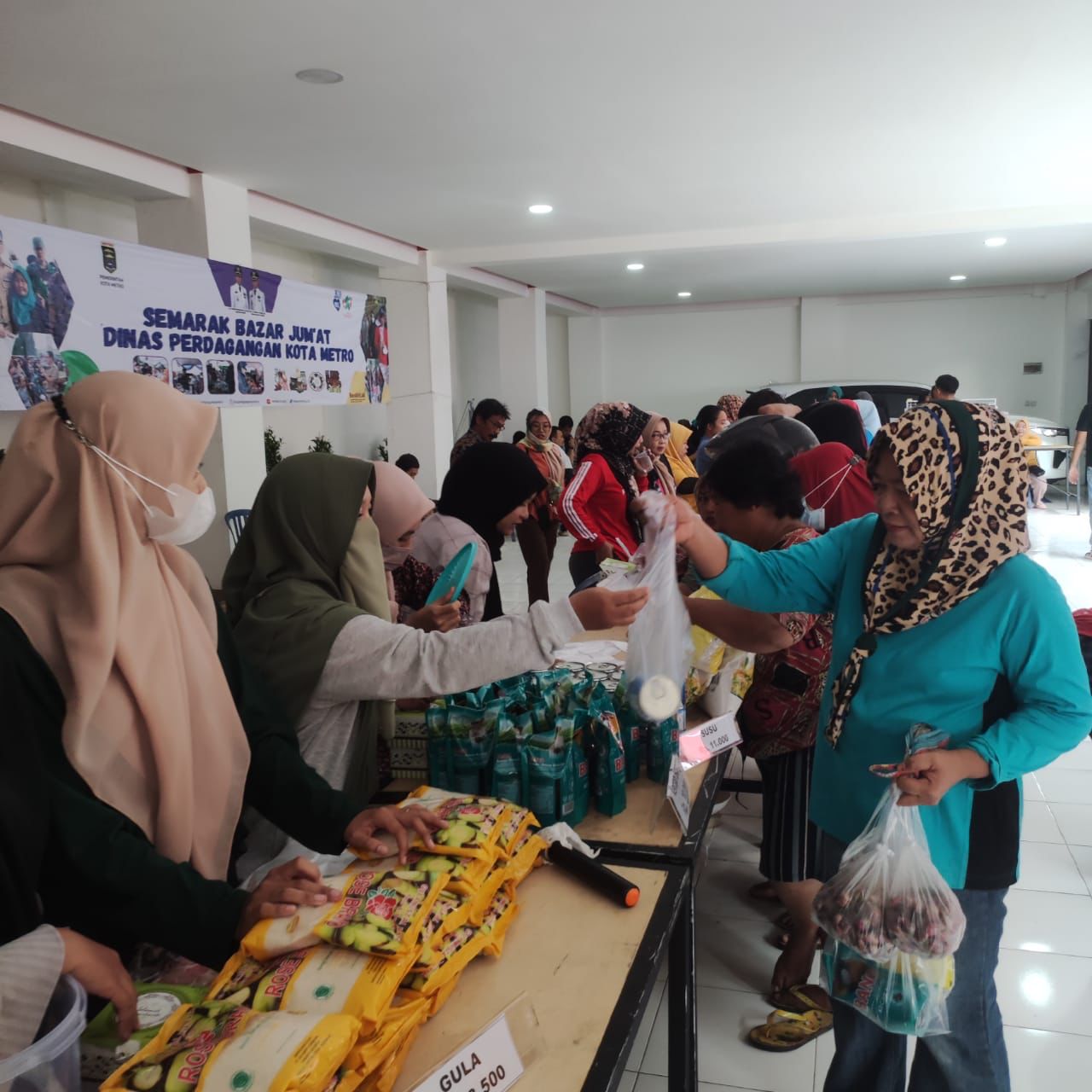 Antusias Masyarakat Gelar Bazar Jumat di Metro