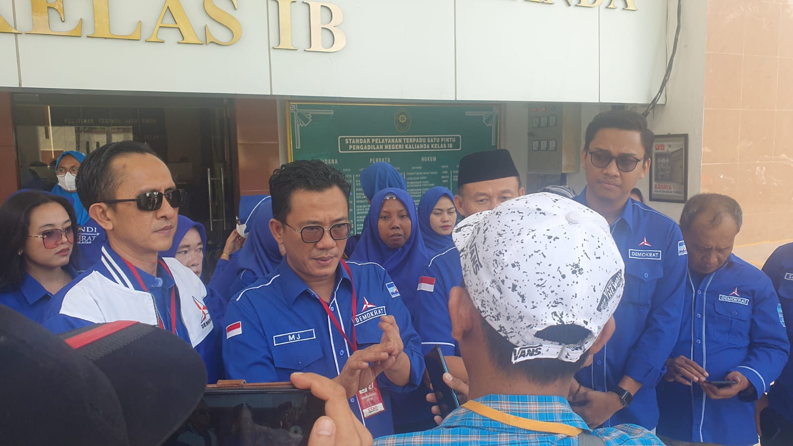 Ratusan Kader Demokrat Lamsel Geruduk PN Kalianda