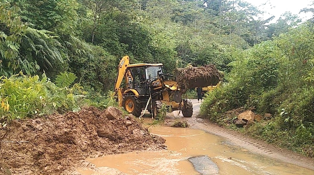 Waspada Longsor Susulan, Alat Berat Disiagakan di Jalur Liwa-Krui