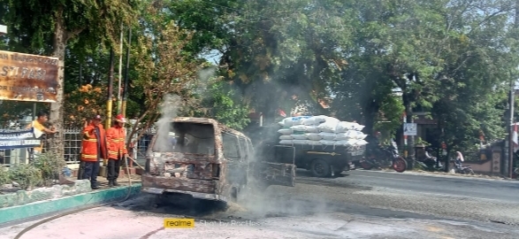 Hendak Isi Bensin, Angkutan Pedesaan Hangus Dilalap Si Jago Merah