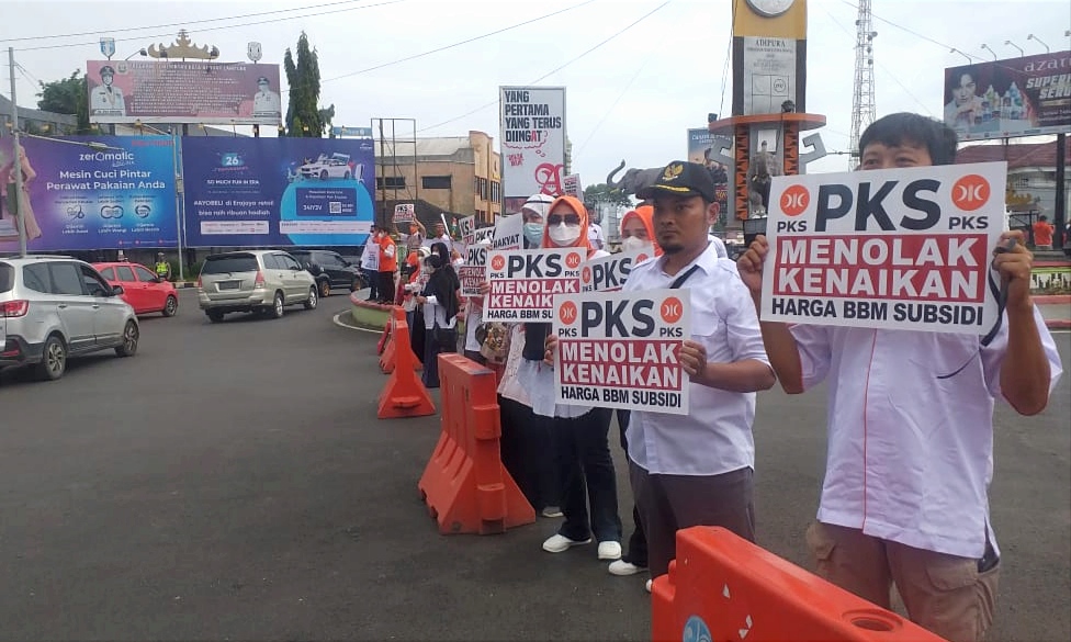Aksi Flash Mob Tolak Kenaikan Harga BBM di Bundaran Adipura