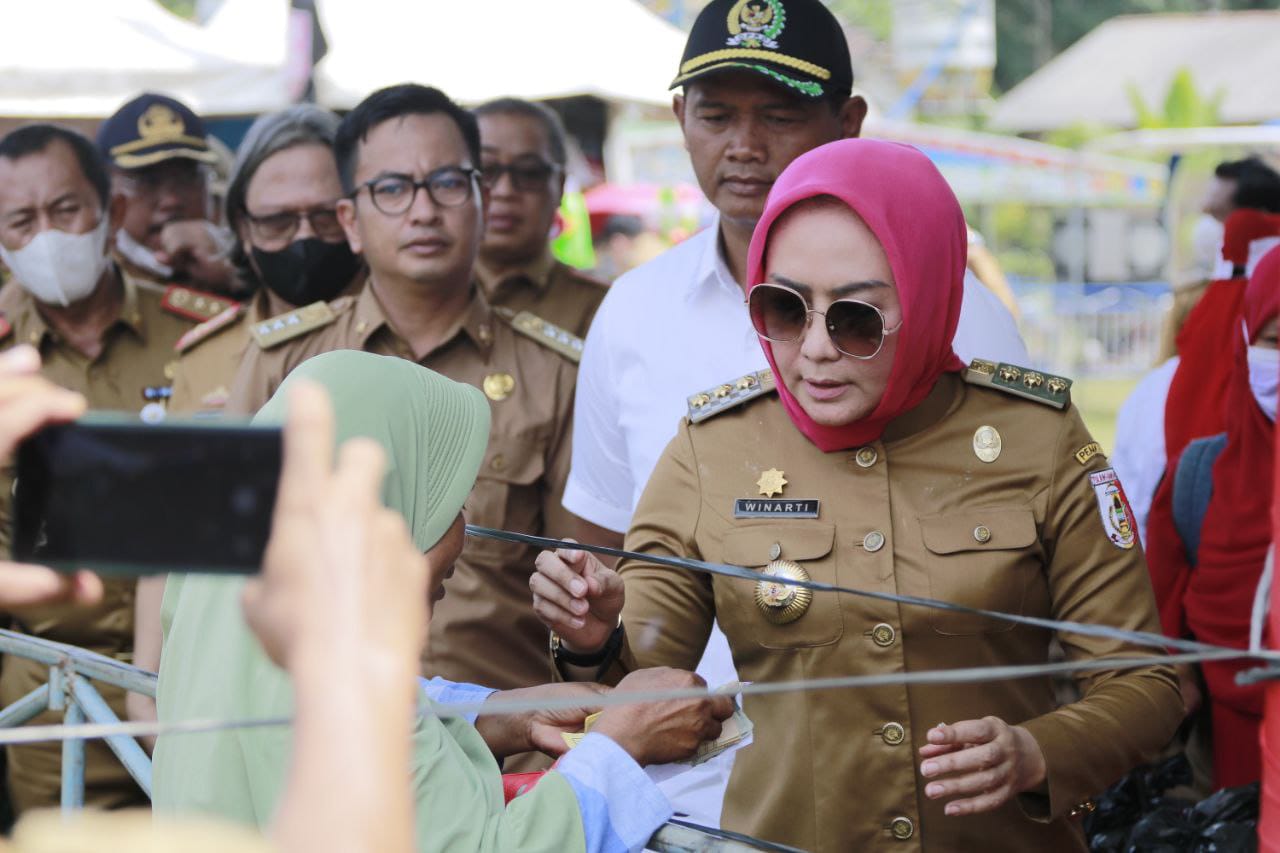 Buktikan Pemerintah Hadir untuk Rakyat, Winarti Buka Pasar Murah di Penawar Tama