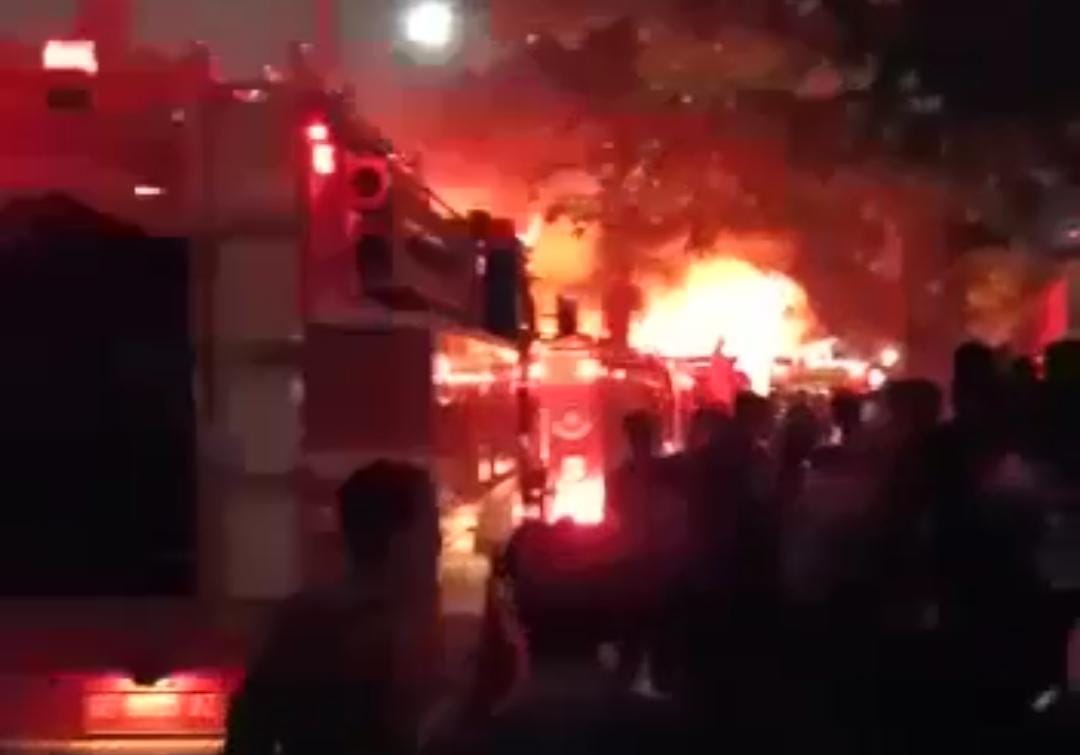 Warga Kelurahan Bumi Waras Heboh Kebakaran Besar Hingga Sentuh Kabel Telpon, Ini Titik Lokasinya