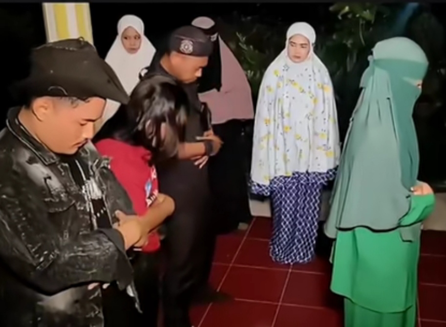 Viral! Salat Berjamaah Dipimpin Imam Perempuan, Katanya Dari Pondok Pesantren Al Kafiyah, Aliran Apalagi Ini?