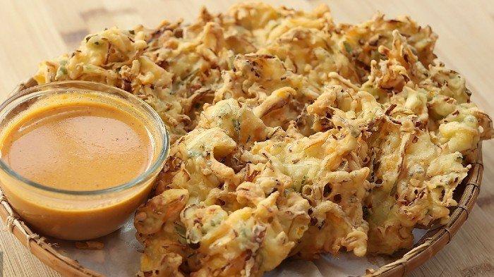 Gurih dan Renyah! Ini Resep Bakwan Sayur Lengkap Dengan Bumbu Kacang Ala Chef Devina Hermawan
