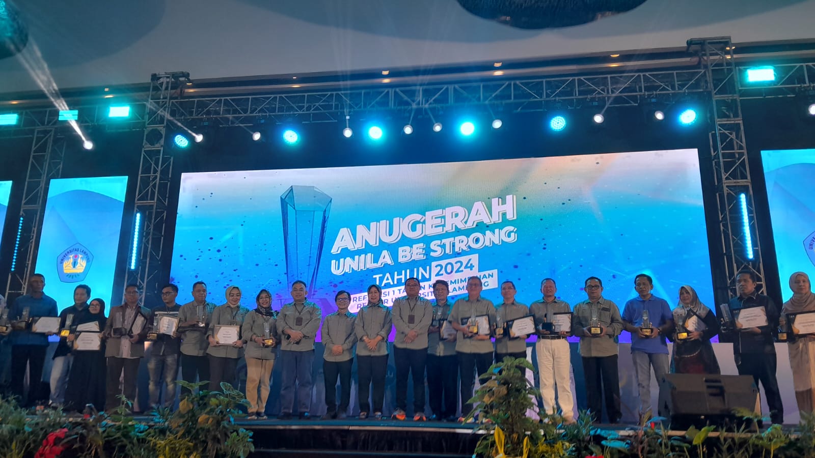 Unila Gelar Malam Anugrah Be Strong Satu Tahun Kepemimpinan Rektor Prof. Lusmeilia Afriani