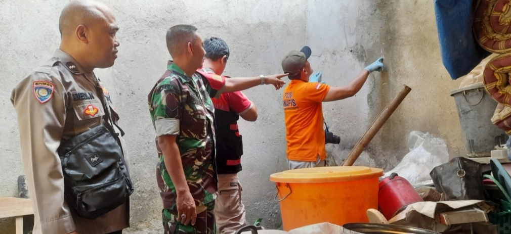Suami Pulang Hendak Makan, Temukan Istri Tergantung di Belakang Rumah