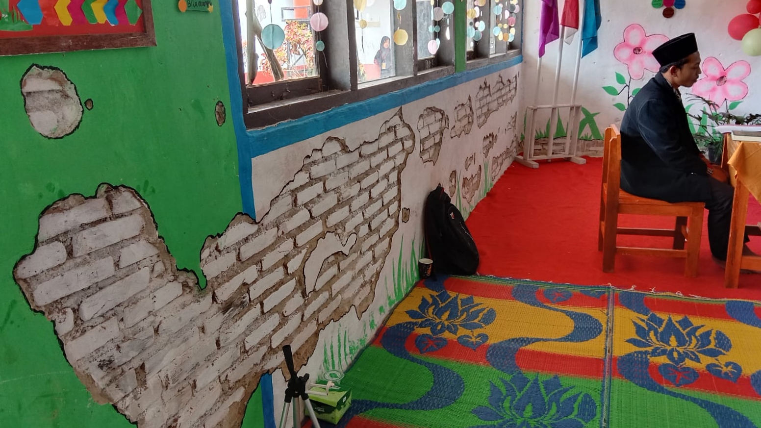 Tak Ada Perbaikan, Dinding Rusak di SDN Lampung Barat Dirubah Jadi Begini