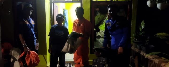 Tak Hanya Kebakaran, Tim Damkar Juga Evakuasi Ini Dari Rumah Warga