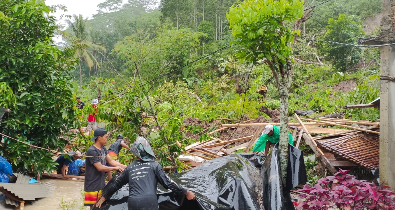 Dua Rumah di Lampung Barat Tertimbun Longsor, Begini Kondisinya