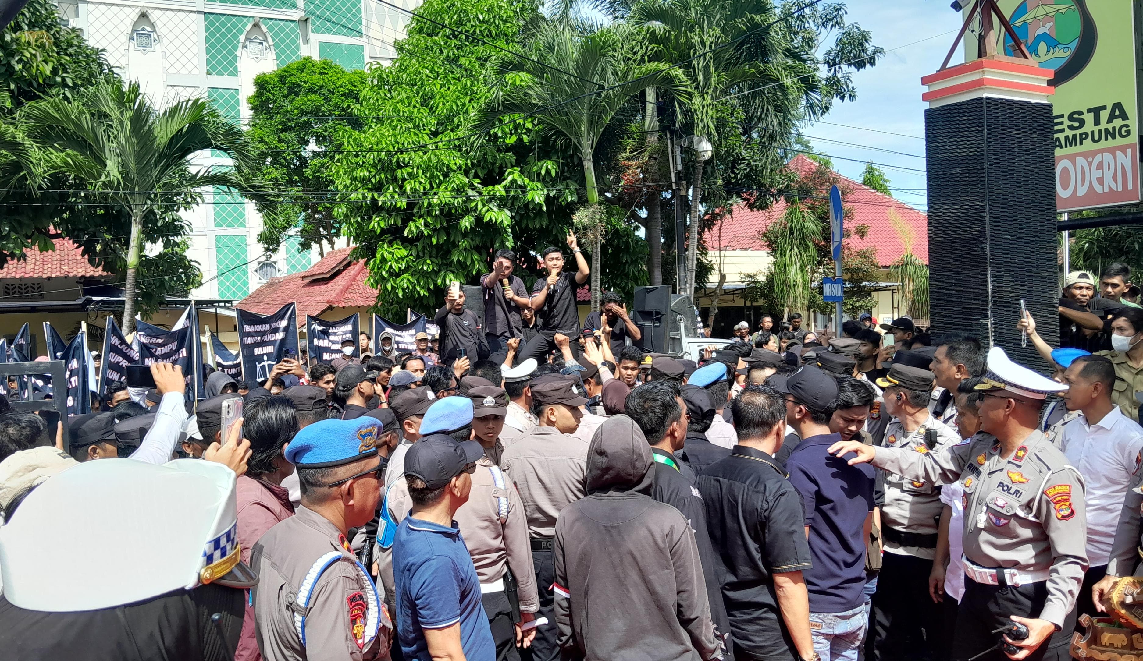 Ratusan Massa Gelar Aksi Damai, Desak Polisi Tetapkan Tersangka Konflik Universitas Malahayati