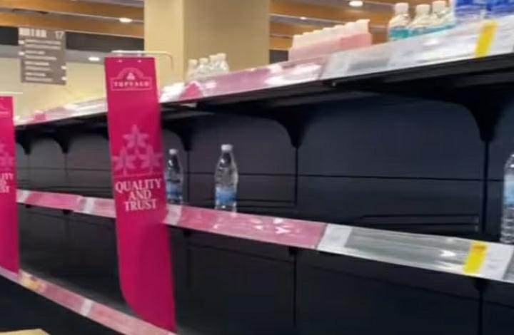 Ludes! Warga Malaysia Panic Buying Air Mineral di Supermarket