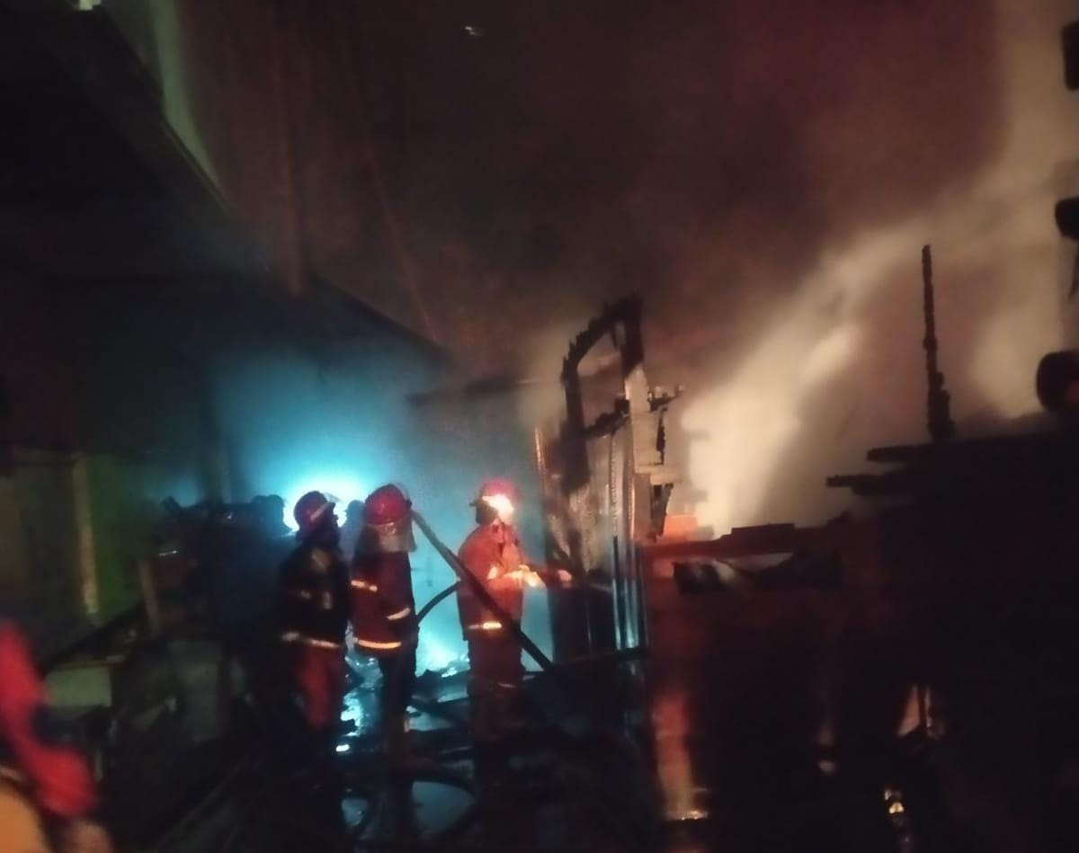 BREAKING NEWS: Dua Ruko Sekitar Ramayana Terbakar