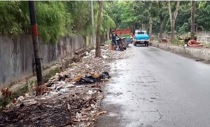 Miris, Sampah Plastik Sortiran Berserakan di Jalan Belakang Kampus UIN
