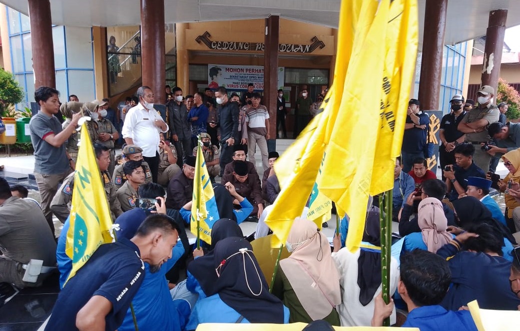 Unsur Pimpinan DPRD Way Kanan Temui Massa Aksi: Selagi Tertib, Kami Siap Serap Aspirasi!