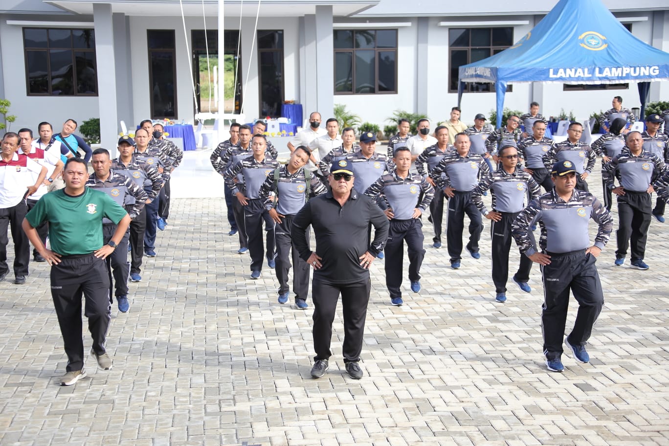 Jaga Kebersamaan, Gubernur Lampung dan Danlanal Olahraga Bersama