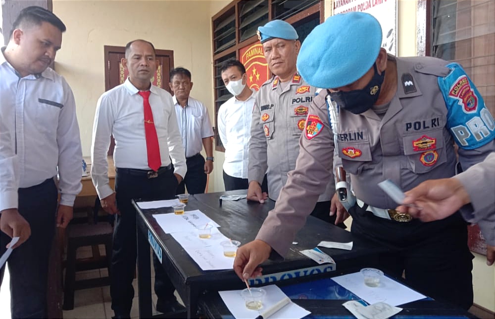 Mendadak, Kasatresnarkoba Polres Lampung Barat Tes Urine, Hasilnya