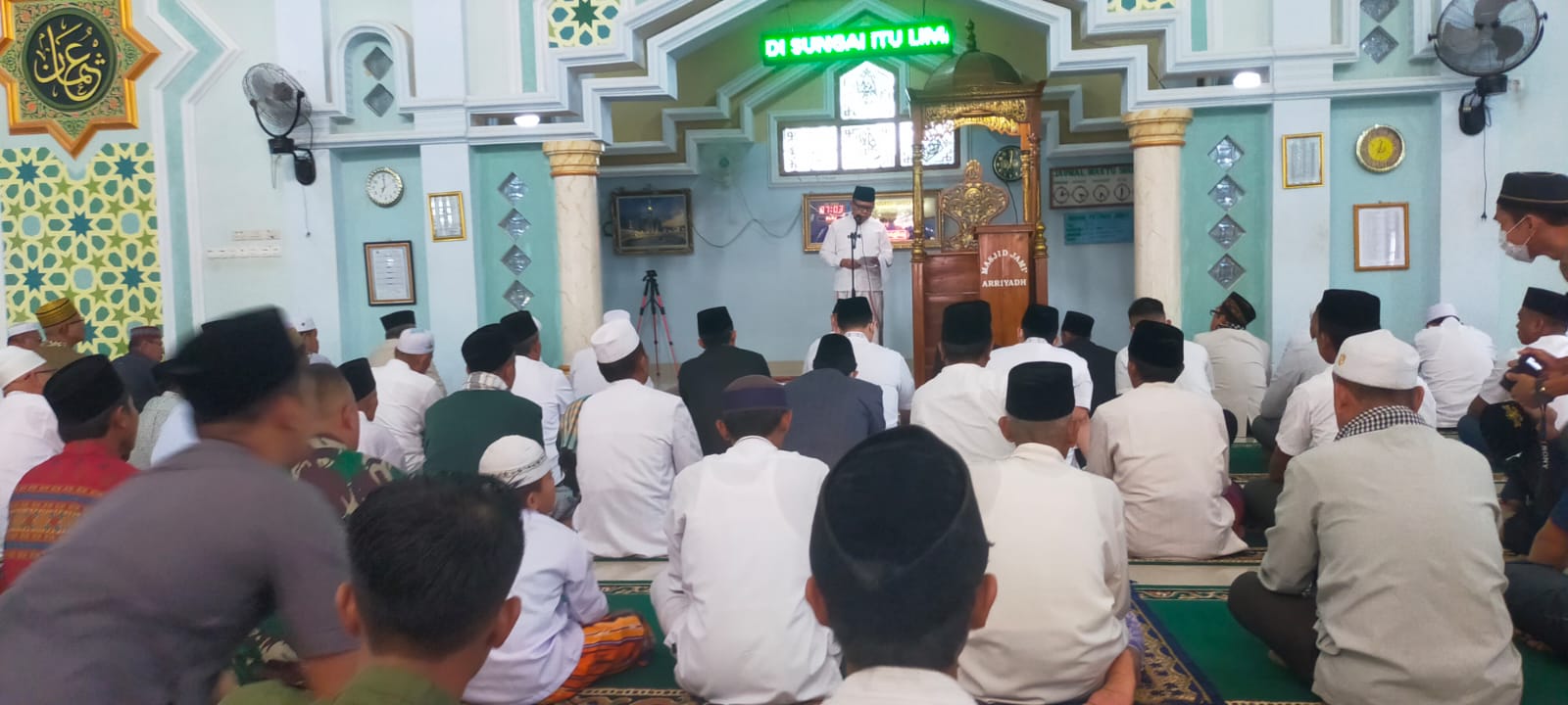 Tetap Prokes, Ibadah Salat Ied Tetap Khidmat di Mesuji