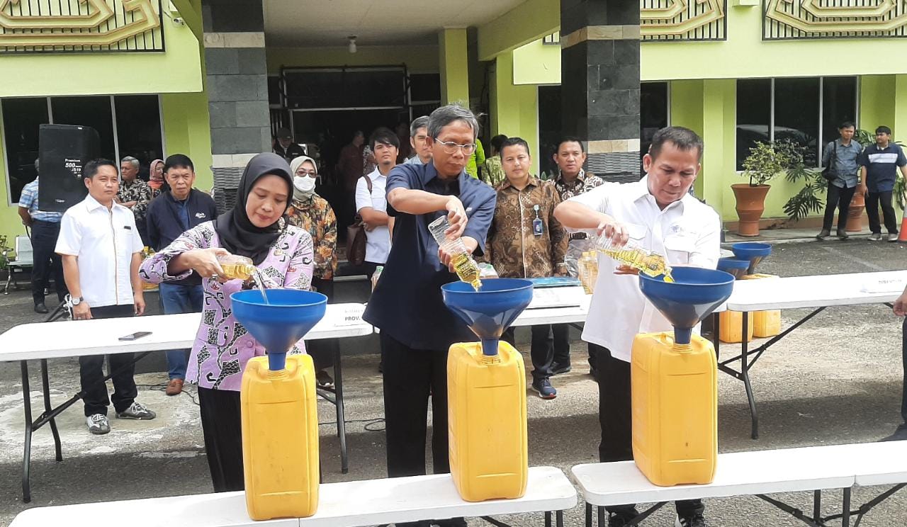 24,8 Ton Minyak Goreng Curah Dikemas Dalam Botol Tanpa Merk Ternyata Berasal Dari DMO PT LDC