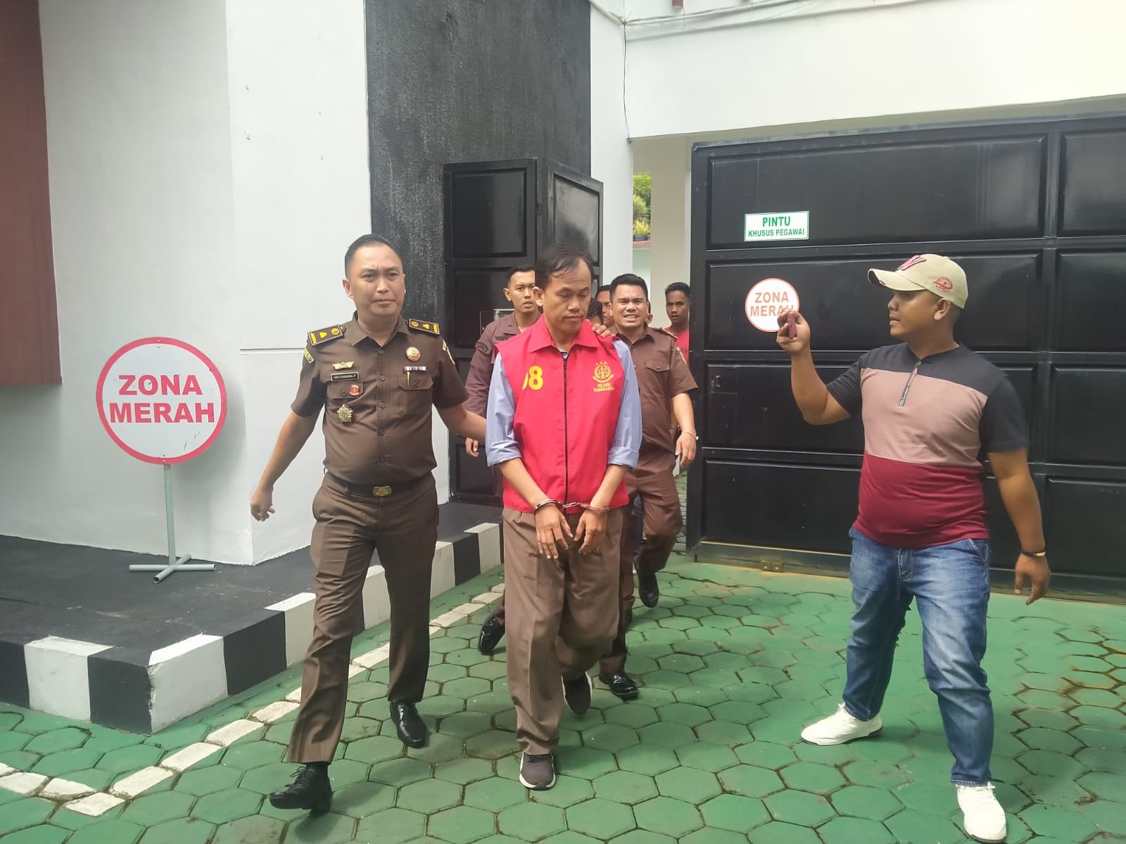 Sambut Hakordia, Kejari Tanggamus Tahan Tersangka Baru Kasus DAK Fisik Bantuan Kelompok Tani Ternak Lebah