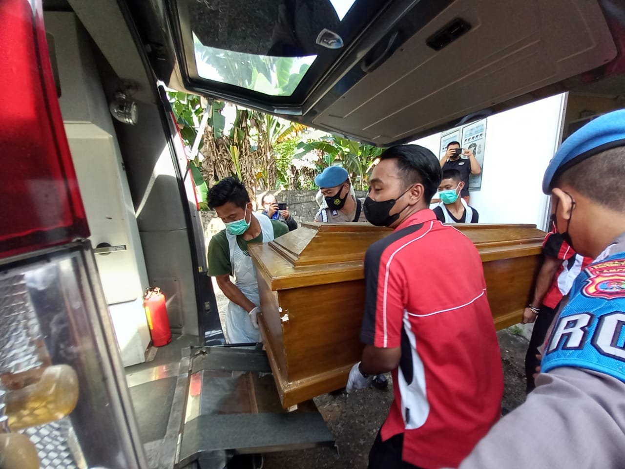 Autopsi di RS Bhayangkara Selesai, Jenazah Polisi yang Ditembak Rekan Sejawat Dibawa ke Lampung Tengah
