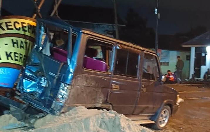 Diduga Mogok di Jalur Perlintasan Kereta Api, Minibus Tersenggol Kereta Api di Kampung Baru