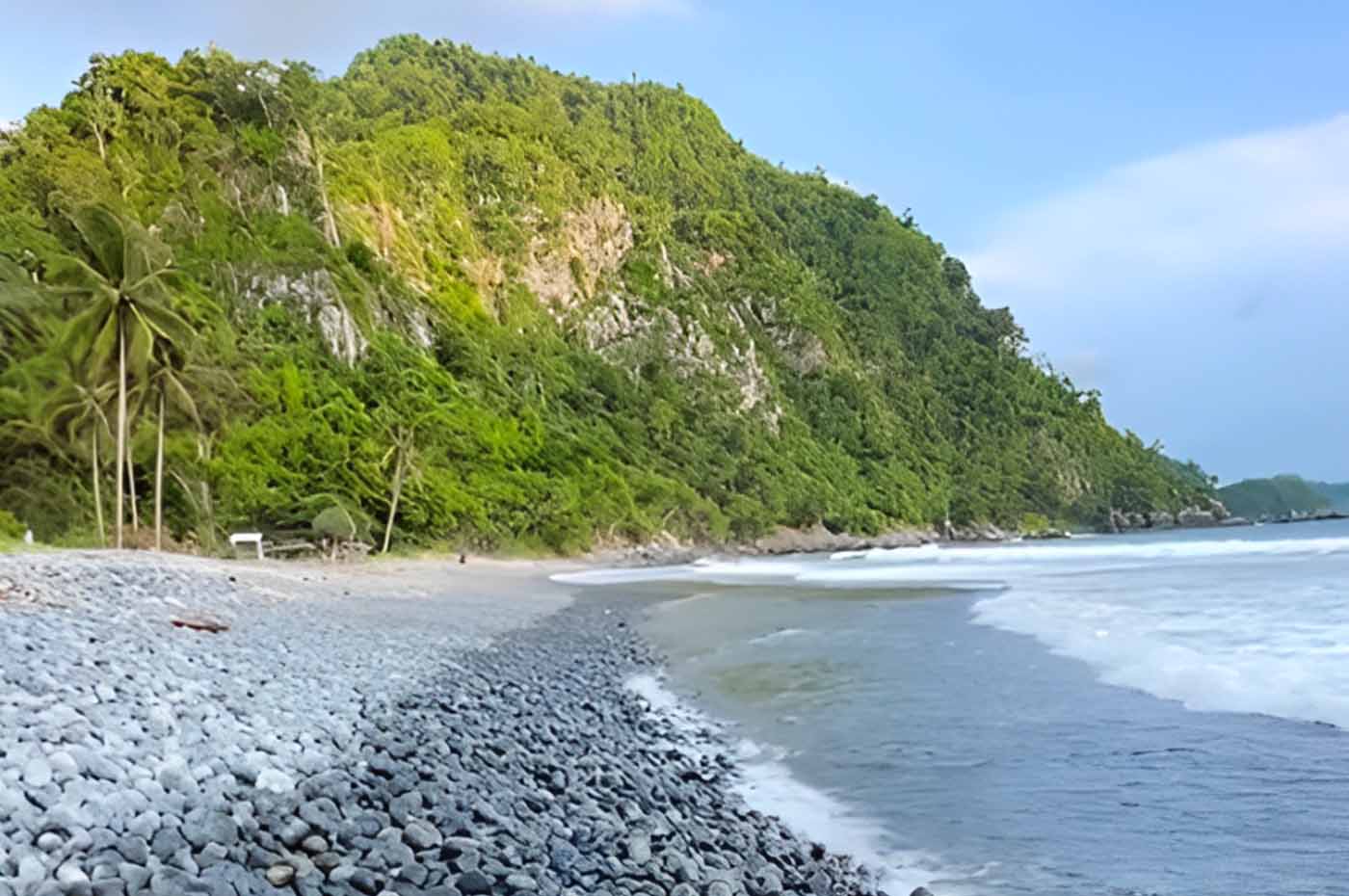 Pantai Pintasan, Hidden Gem Tanggamus dengan Keindahan Hamparan Bebatuan