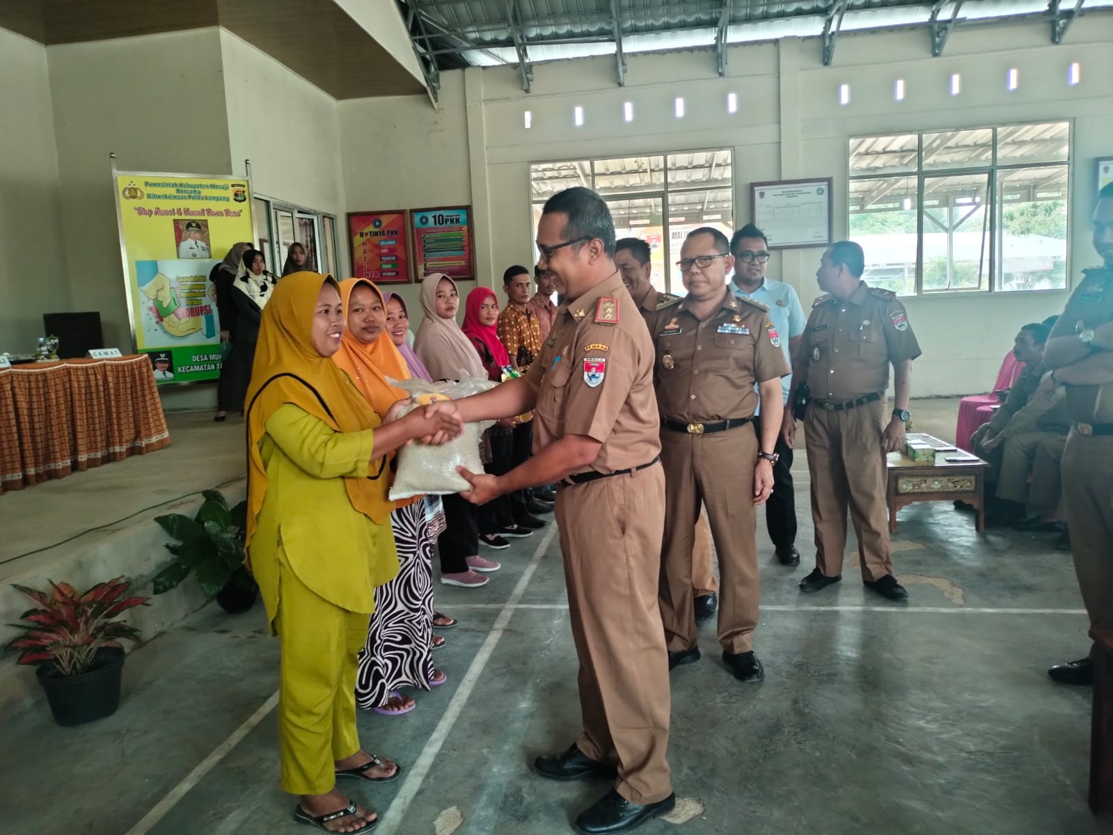 Penanganan Dampak Inflasi, Pemda Mesuji Bagikan Beras ke Masyarakat