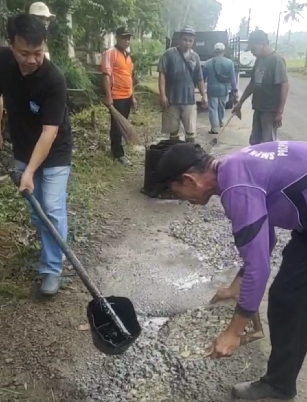 Waduh, Di Mana Peran Pemkab Pesawaran? Masyarakat Terpaksa Swadaya Perbaiki Jalan Rusak Parah