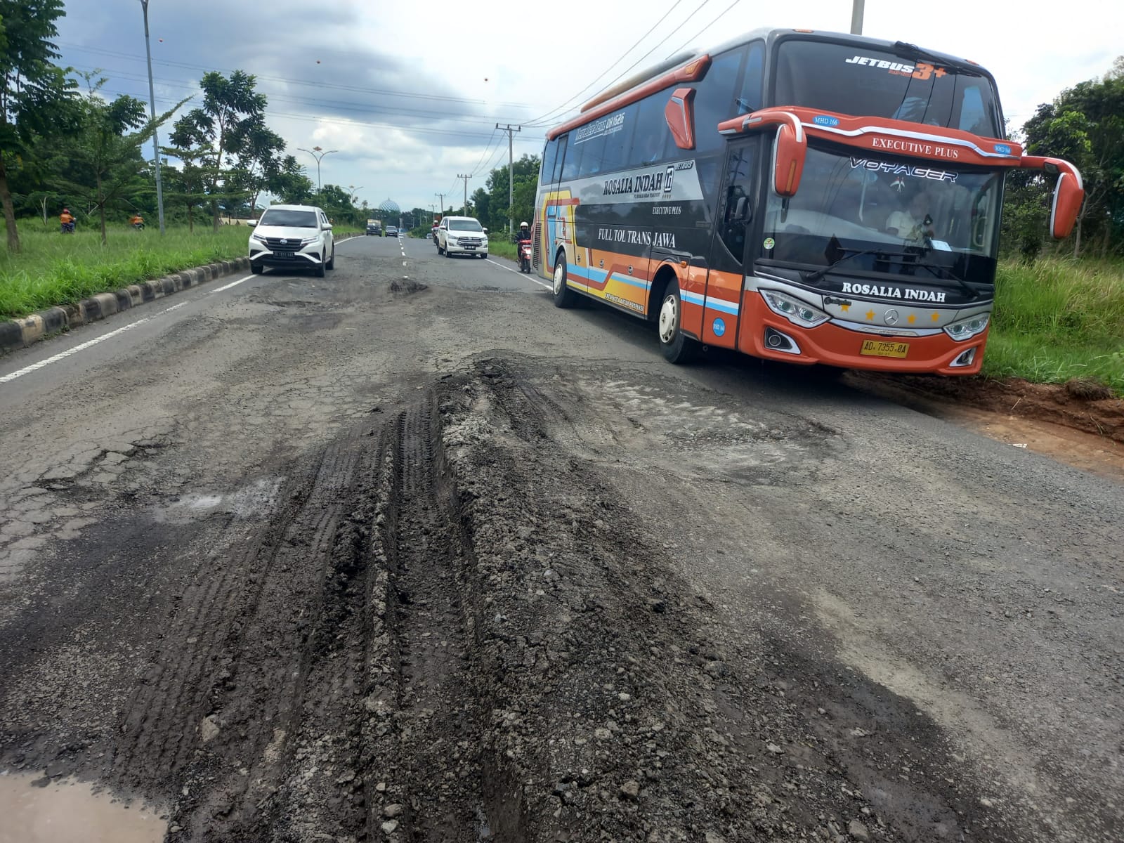 Tahun Depan, Kadis BMBK Lampung Janji Akan Perbaiki Jalan Berlubang di Depan Kampus Itera