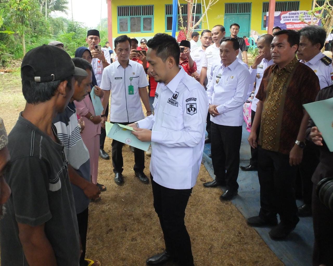 Wabub Lampura Serahkan Sertifikat Program PTSL