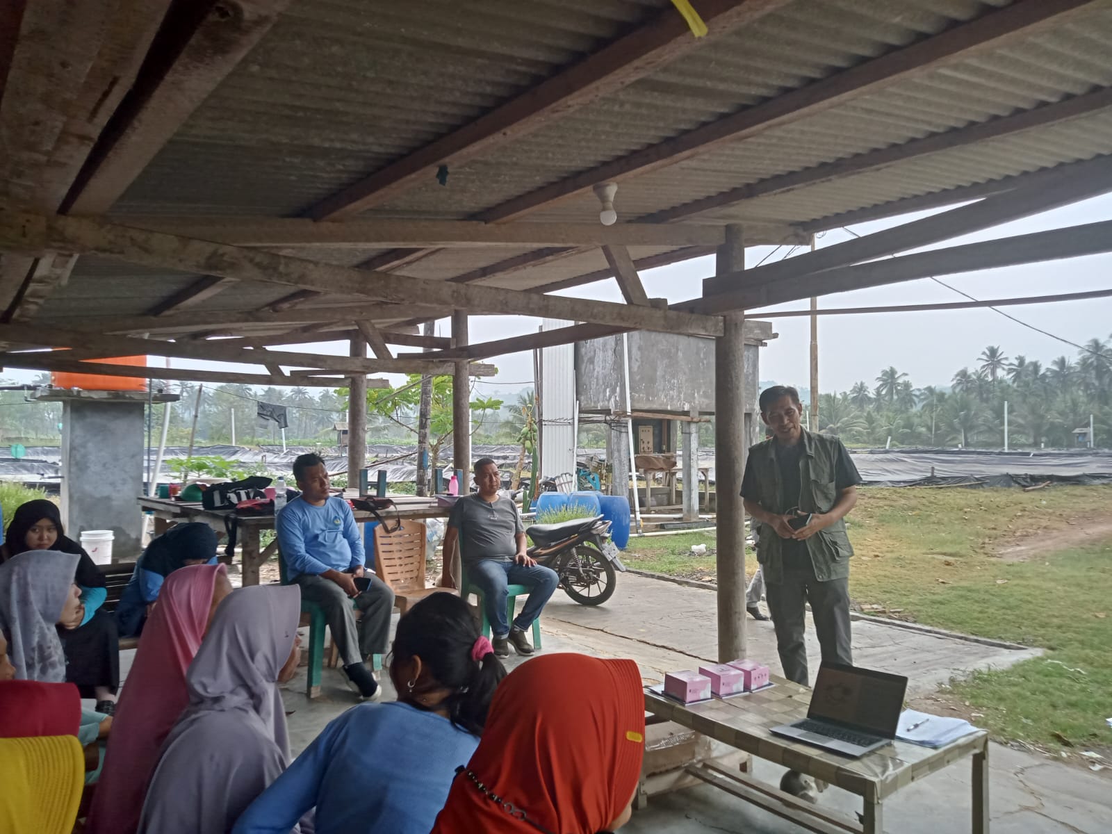 Tim Pengabdian Unila Lakukan Pengelolaan Limbah Budidaya Udang Vannamei Berbasis Mikrobia Bioremediasi