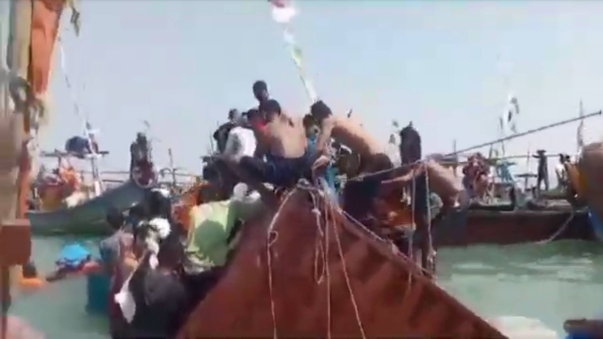 Viral Warga Temukan Kontainer Mengambang di Laut