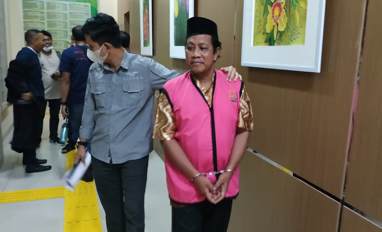 Dituntut Jaksa 15 Bulan, Mantan Kades Brajagemilang Nangis Minta Keringanan Hakim