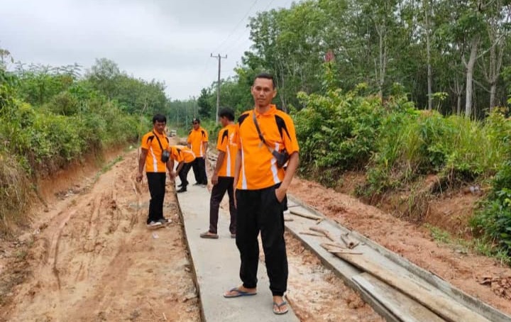 Swasembada, Masyarakat Kampung Gedung Menang Perbaiki Jalan Rusak Parah