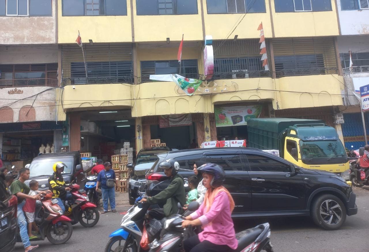 Terekam CCTV, Pencuri Gasak Isi Toko Buah, Korban Alami Kerugian Puluhan Juta